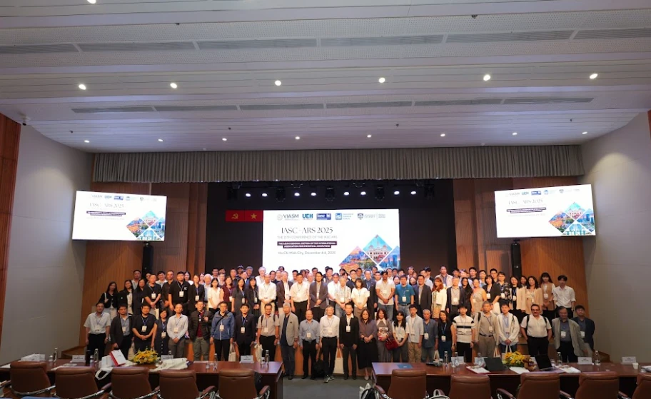 ผู้เข้าร่วมถ่ายภาพหมู่ในการประชุม IASC-ARS 2025 ที่นครโฮจิมินห์
