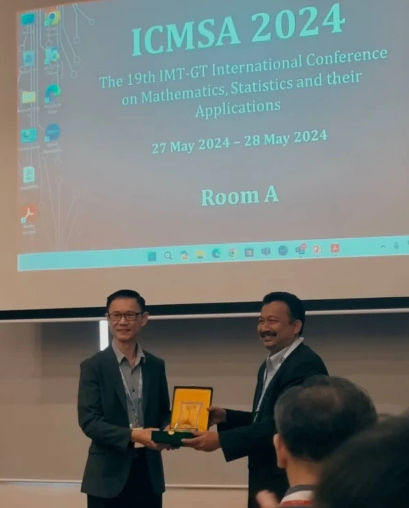 พิธีมอบของที่ระลึกบนเวทีการประชุม ICMSA 2024