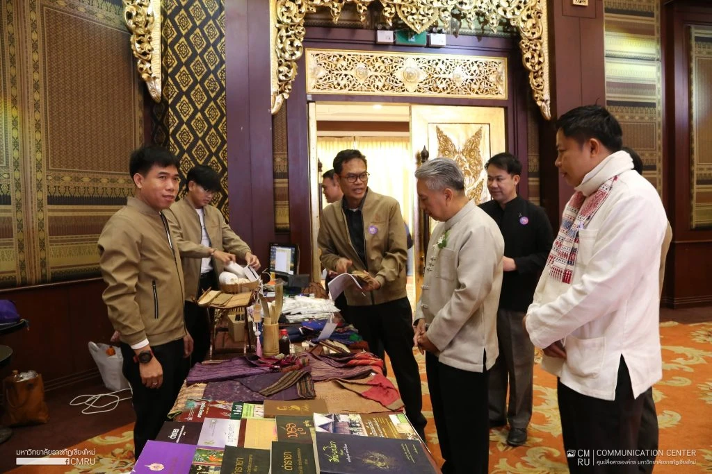 ผู้เข้าร่วมชมหนังสือและเอกสารจัดแสดงในการประชุม CACLD ครั้งที่ 2 ปี 2568