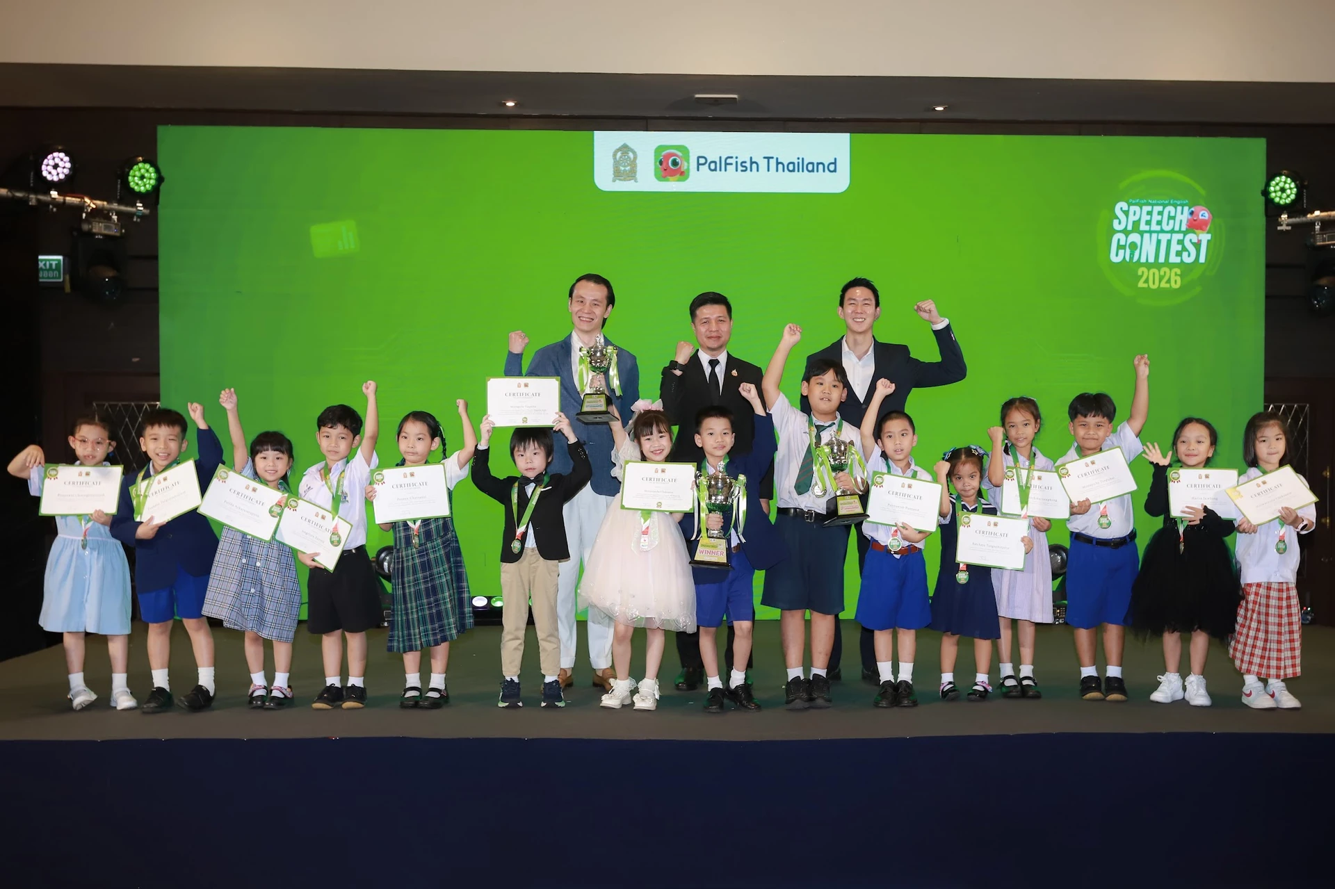 ผู้เข้าแข่งขันและผู้จัดยืนบนเวทีในการแข่งขัน PalFish National English Speech Contest 2026 รอบชิงชนะเลิศ