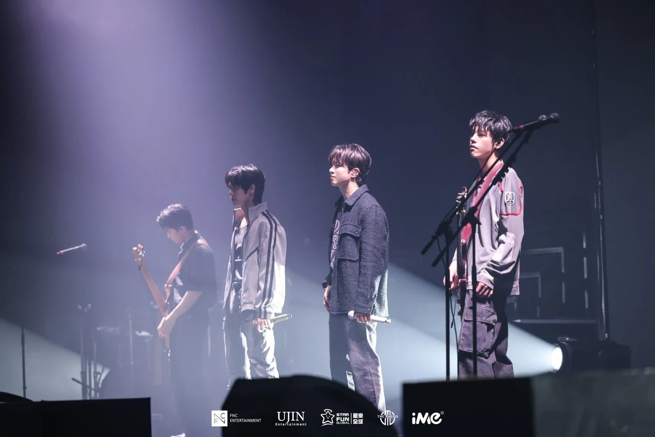 สมาชิก N.Flying แสดงบนเวทีคอนเสิร์ต HIDE-OUT ที่กรุงเทพฯ ปี 2567