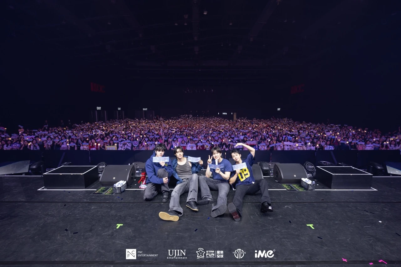 สมาชิก N.Flying อยู่บนเวทีโดยมีผู้ชมในฮอลล์คอนเสิร์ต HIDE-OUT กรุงเทพฯ ปี 2567