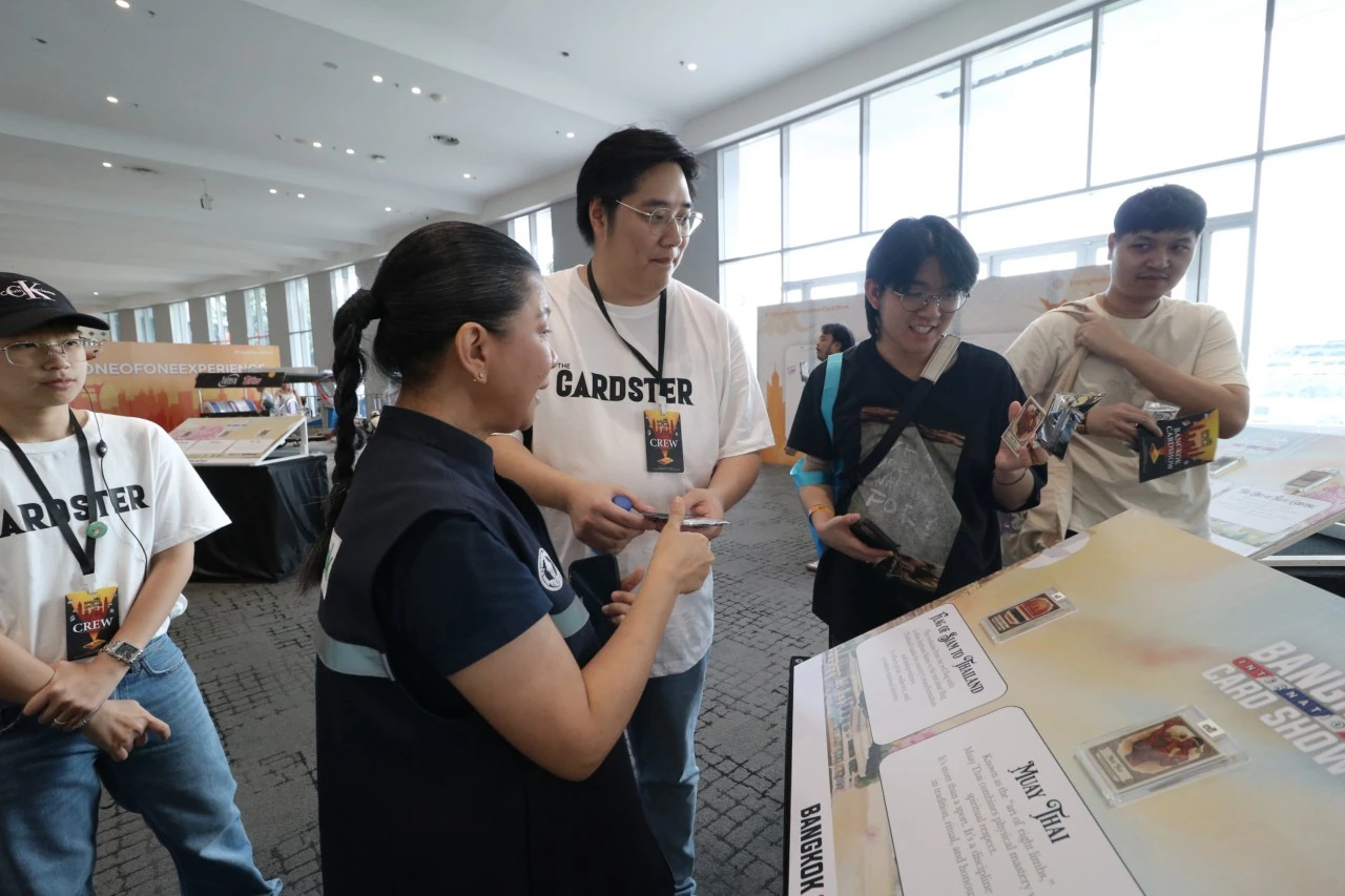 ผู้เข้าร่วมชมการ์ดสะสมที่จุดจัดแสดงใน Bangkok International Card Show 2025