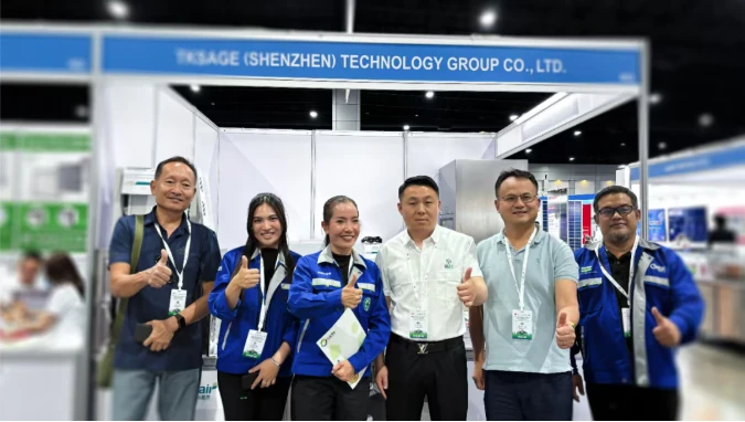ทีมผู้จัดแสดงยืนที่บูธภายใน ARHC ASEAN RHVAC and Cleanroom Industry Expo 2026
