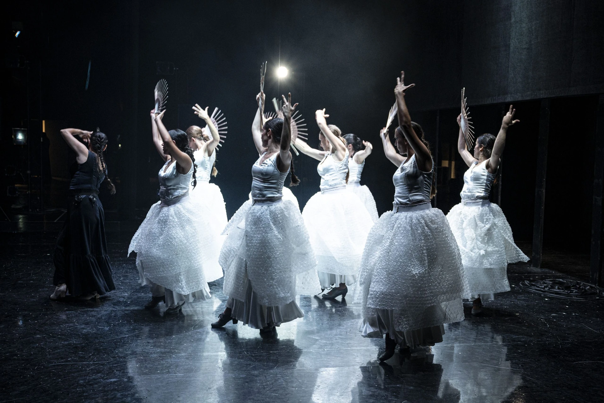 นักเต้นชุดสีขาวบนเวที Nocturna ใน Bangkok International Festival of Dance and Music ปี 2568