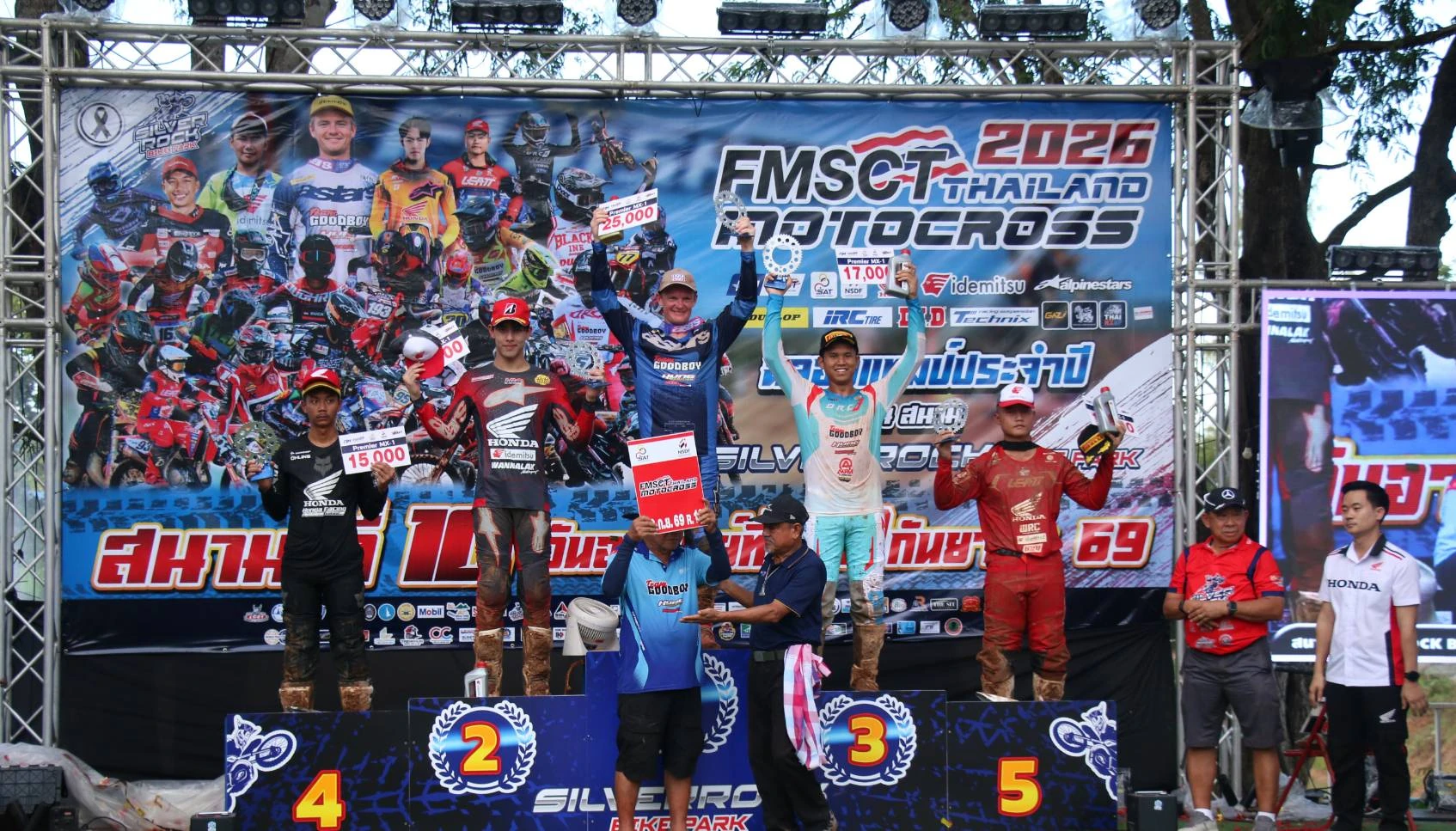 นักแข่งและผู้เกี่ยวข้องบนเวทีมอบรางวัล FMSCT Thailand Motocross 2026 สนามที่ 10 จังหวัดเลย