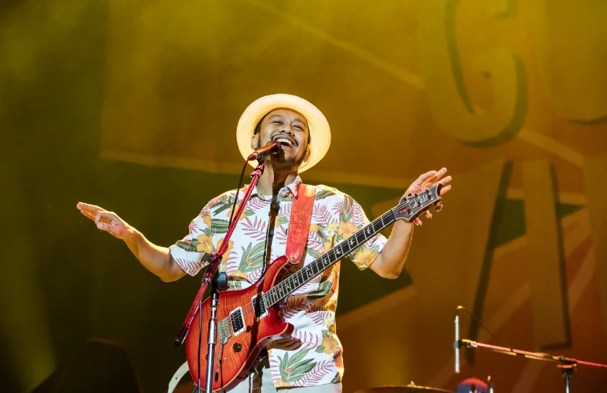 Jason Mraz ร้องเพลงและเล่นกีตาร์บนเวที Good Vibes Tour กรุงเทพฯ ปี 2562
