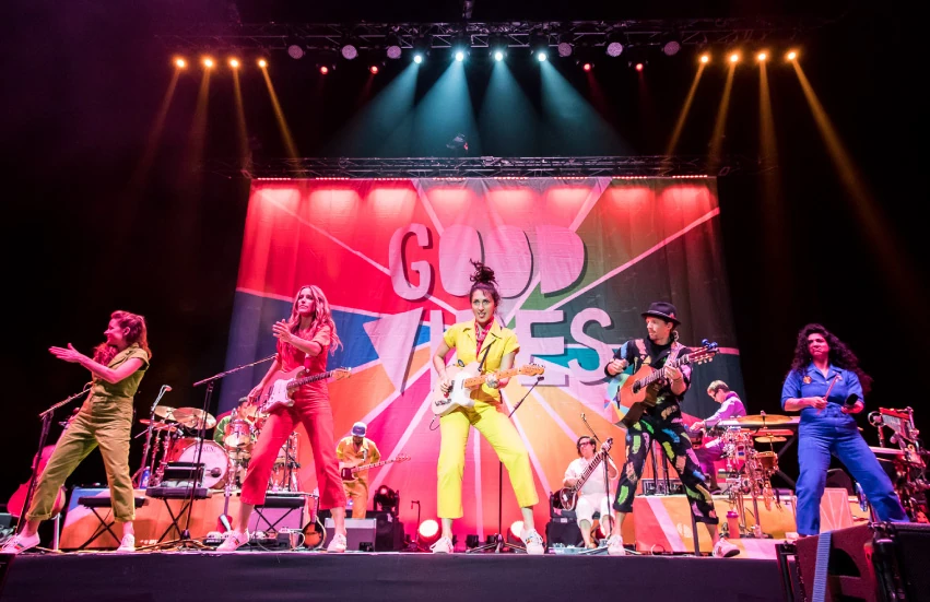 Jason Mraz และวงดนตรีแสดงบนเวที Good Vibes Tour กรุงเทพฯ ปี 2562