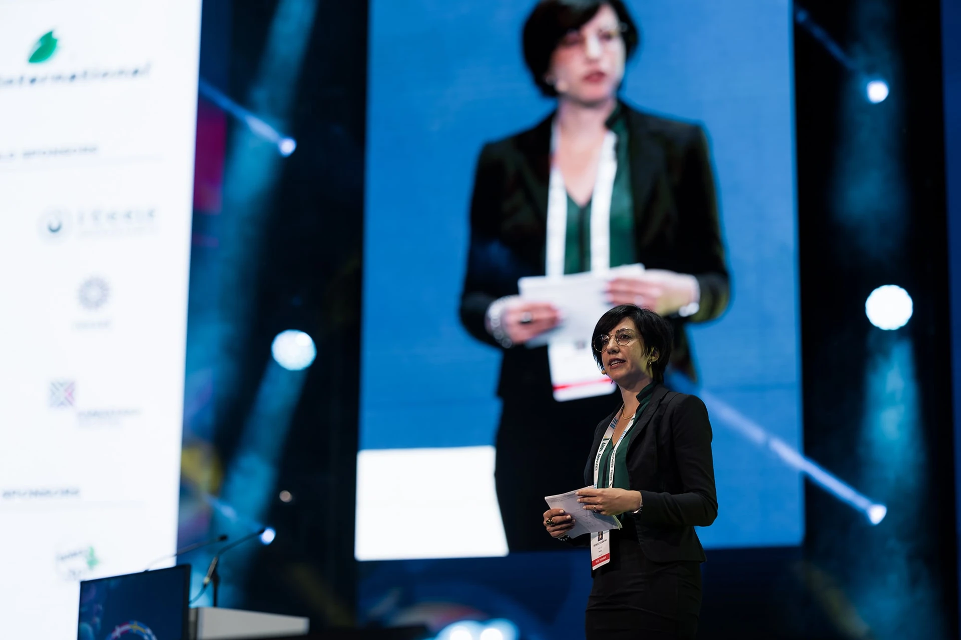 วิทยากร Rebecca Lentini บนเวทีการประชุม IFEAT 2025 ที่โกเธนเบิร์ก