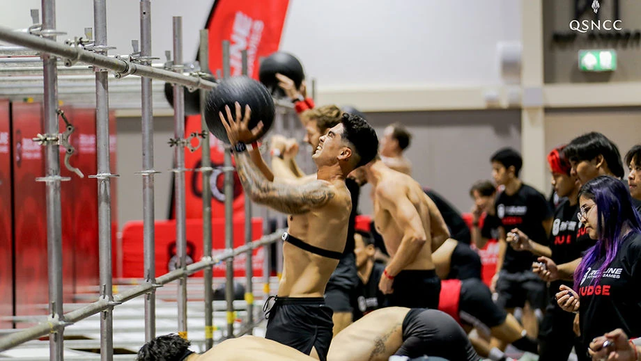 นักกีฬาแข่งขันสถานีออกกำลังกายใน REDLINE Fitness Games Bangkok 2025