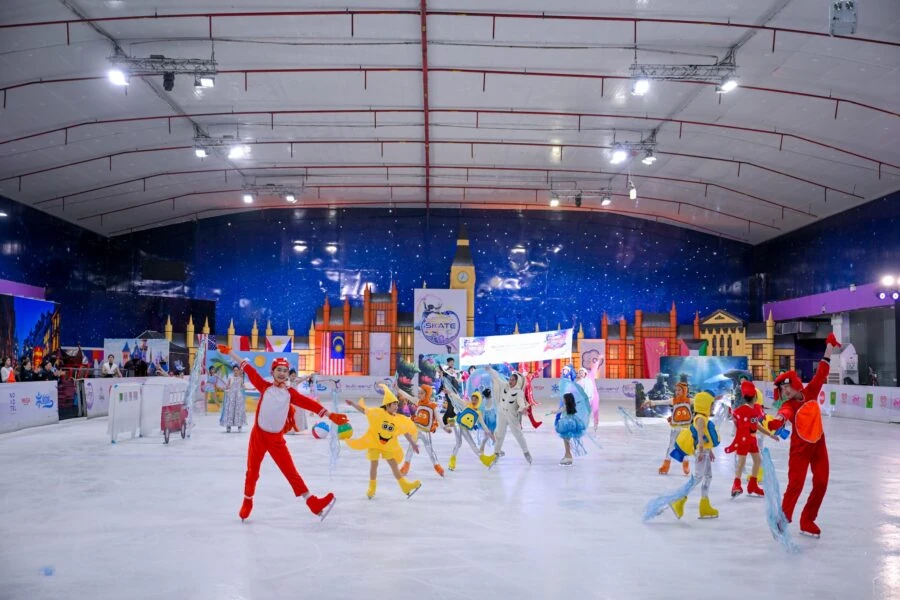 นักสเก็ตหลายคนแสดงบนลานน้ำแข็งในพิธีเปิด Skate Bangkok 2025 และ ISIAsia รอบชิงชนะเลิศ