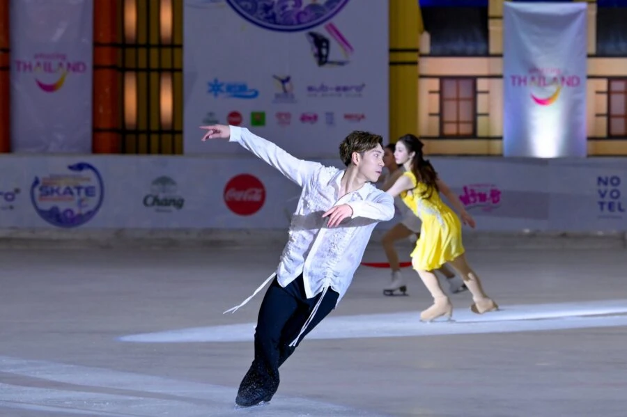 นักสเก็ตสองคนแสดงบนลานน้ำแข็งในงาน Skate Bangkok 2025 และ ISIAsia รอบชิงชนะเลิศ