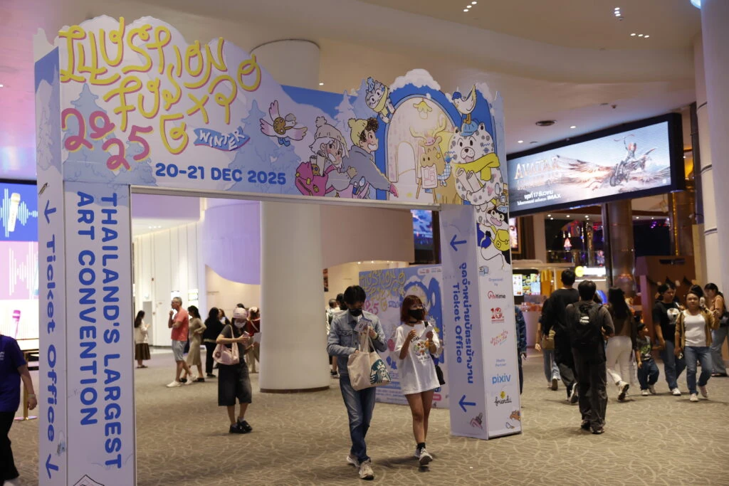 ผู้เข้าชมเดินผ่านซุ้มทางเข้า Illust Fusion EXPO WINTER 2025 ที่พารากอน ฮอลล์