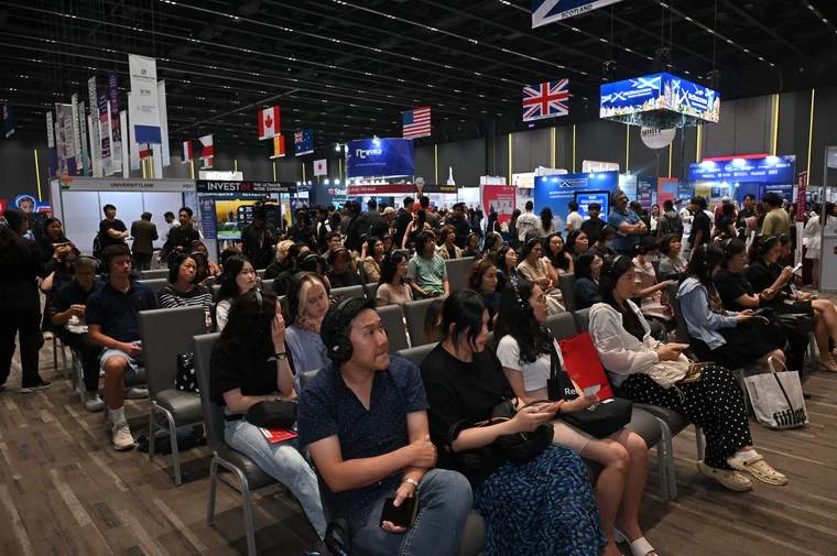 ผู้เข้าชมฟังการบรรยายใน OCSC International Education Expo 2025