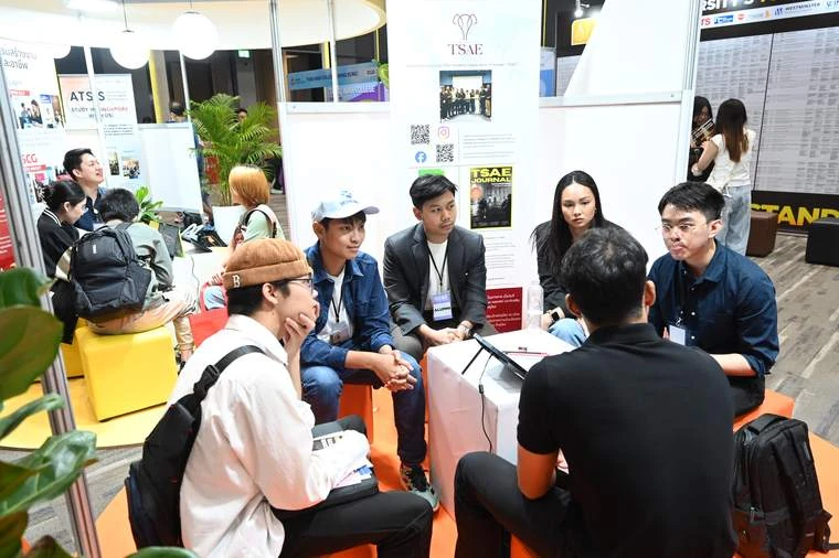 ผู้เข้าชมพูดคุยกับตัวแทนสถานศึกษาใน OCSC International Education Expo 2025