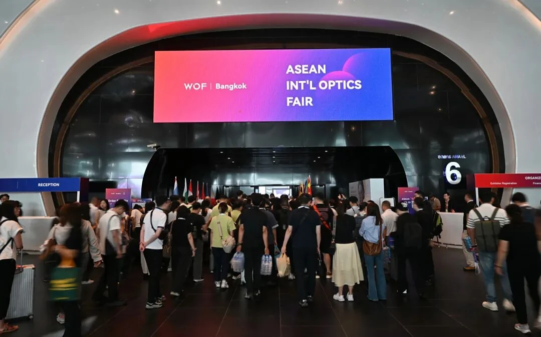 ผู้เข้าชมบริเวณทางเข้างาน WOF Bangkok ASEAN International Optics Fair 2025