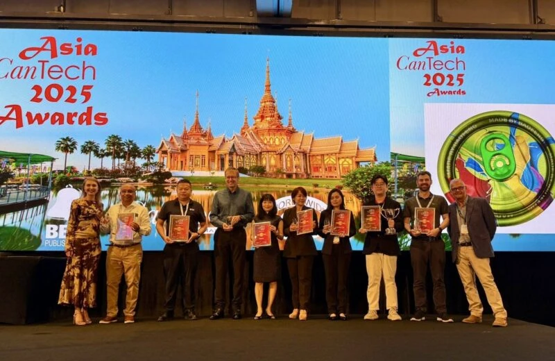 ผู้ได้รับรางวัลยืนบนเวที Asia CanTech 2025 Awards