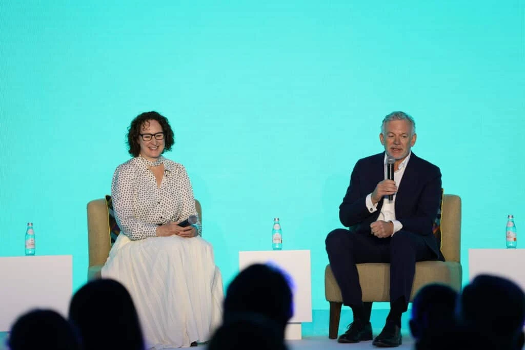 ผู้ร่วมเสวนาสองคนบนเวที Global Wellness Summit 2025