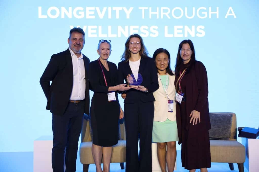 ผู้เข้าร่วมยืนรับรางวัลบนเวที Global Wellness Summit 2025