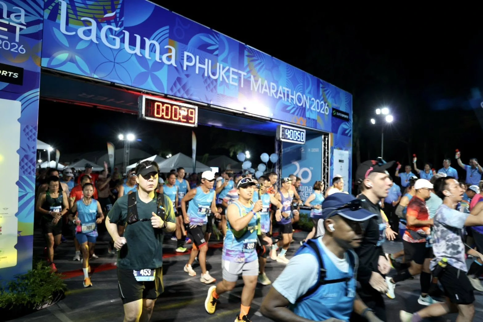 นักวิ่งออกจากจุดปล่อยตัว Laguna Phuket Marathon 2026 ในช่วงเช้ามืด