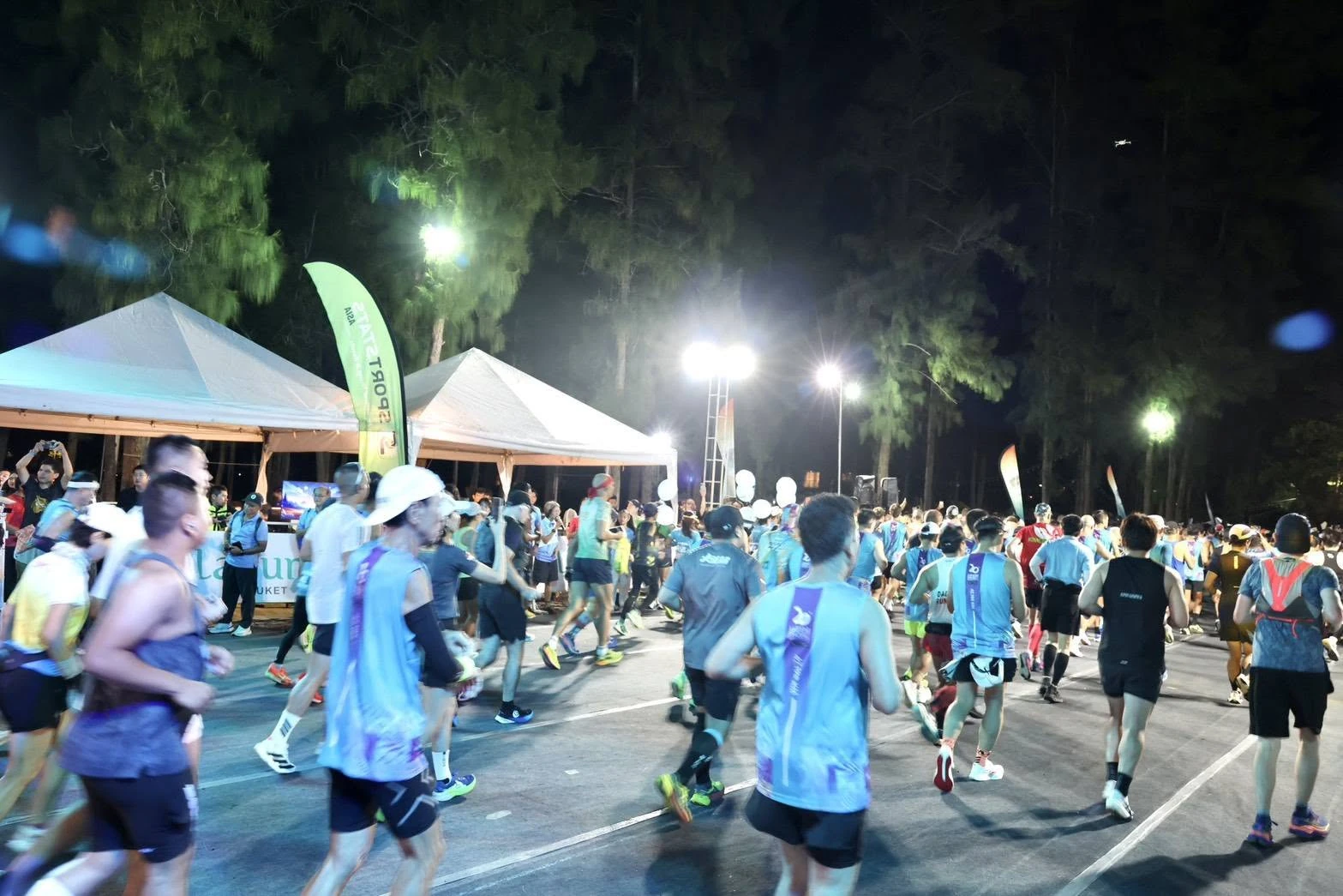 นักวิ่งผ่านพื้นที่จัดงาน Laguna Phuket Marathon 2026 ในช่วงเช้ามืด