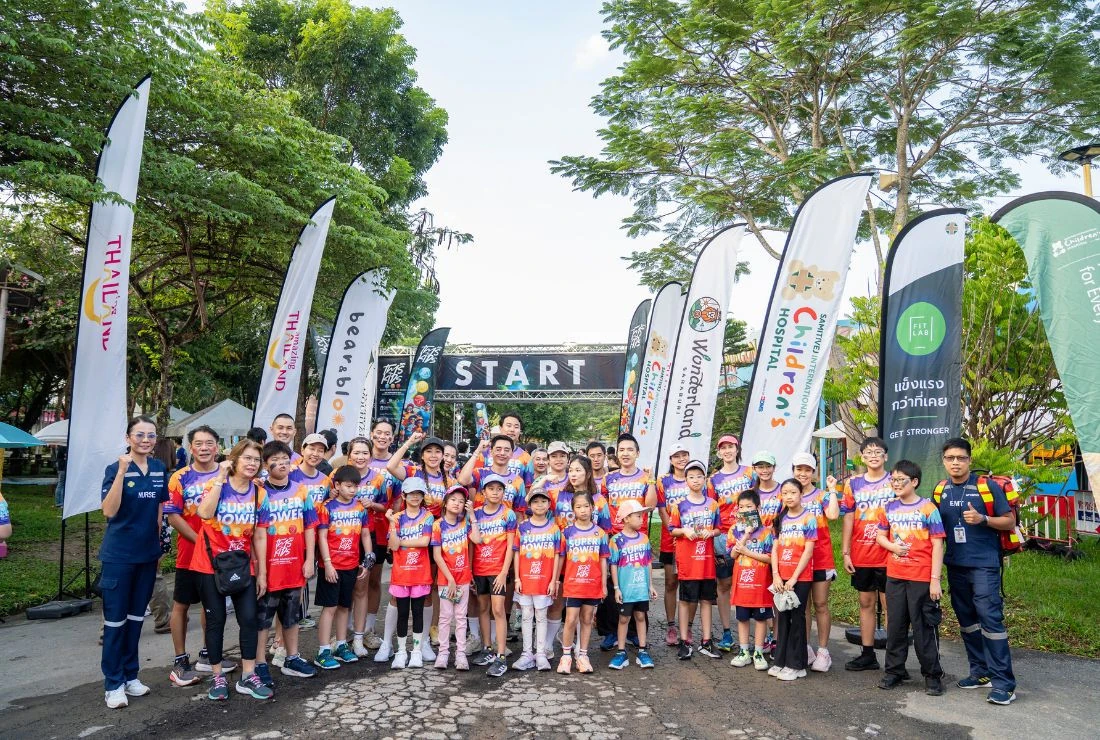 กลุ่มเด็กนักวิ่งและผู้ดูแลอยู่หน้าซุ้ม Start ในงาน TMS KIDS 2025 ที่มวกเหล็ก