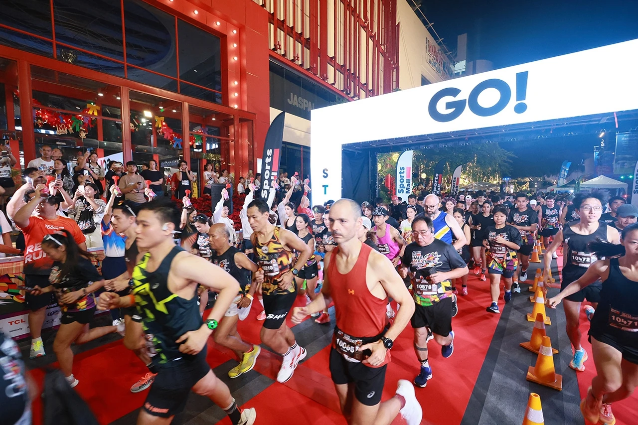 นักวิ่งออกตัวจากจุดปล่อยตัว SportsMall Half Marathon 2025