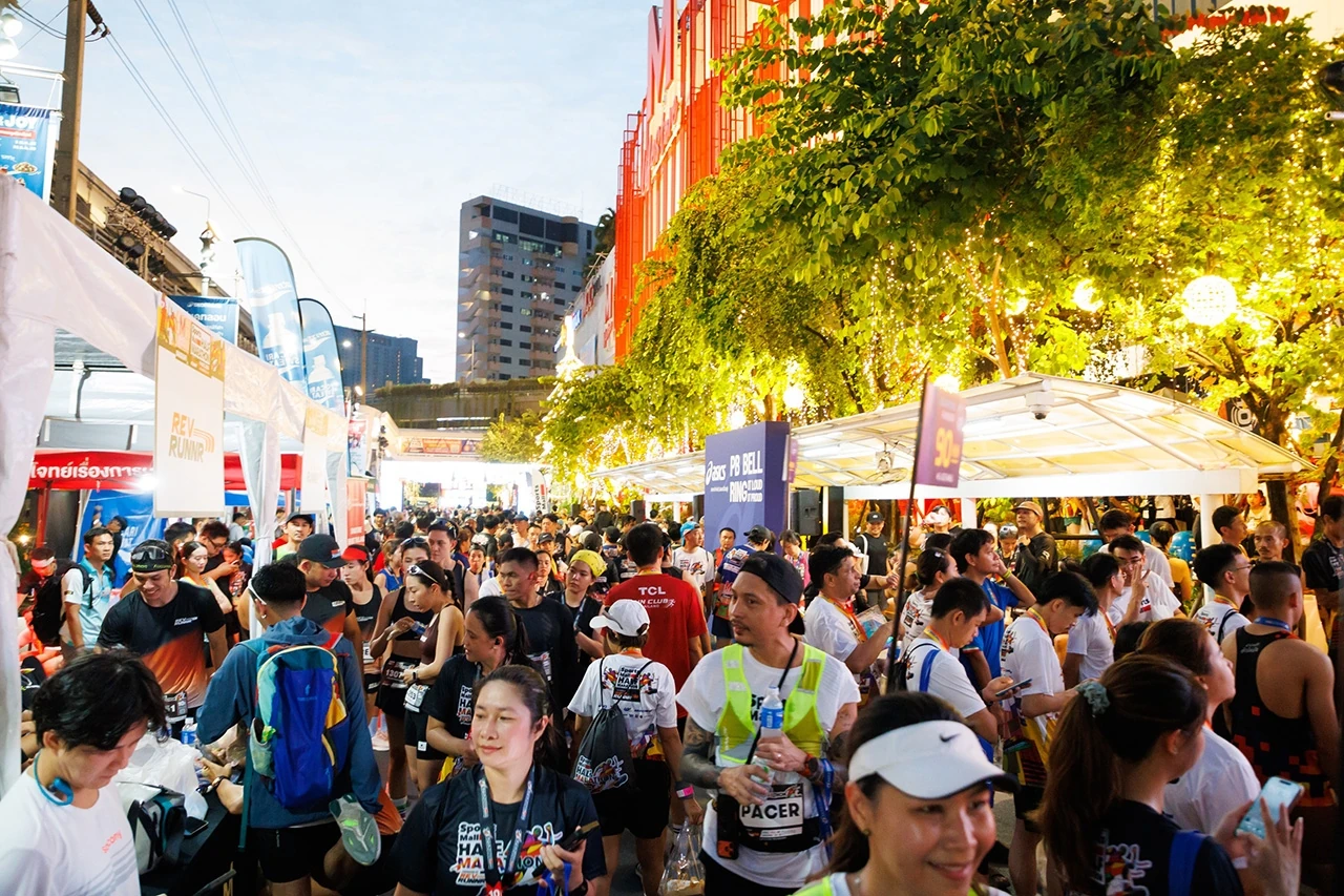 บรรยากาศผู้เข้าร่วมงาน SportsMall Half Marathon 2025 บริเวณพื้นที่จัดกิจกรรม