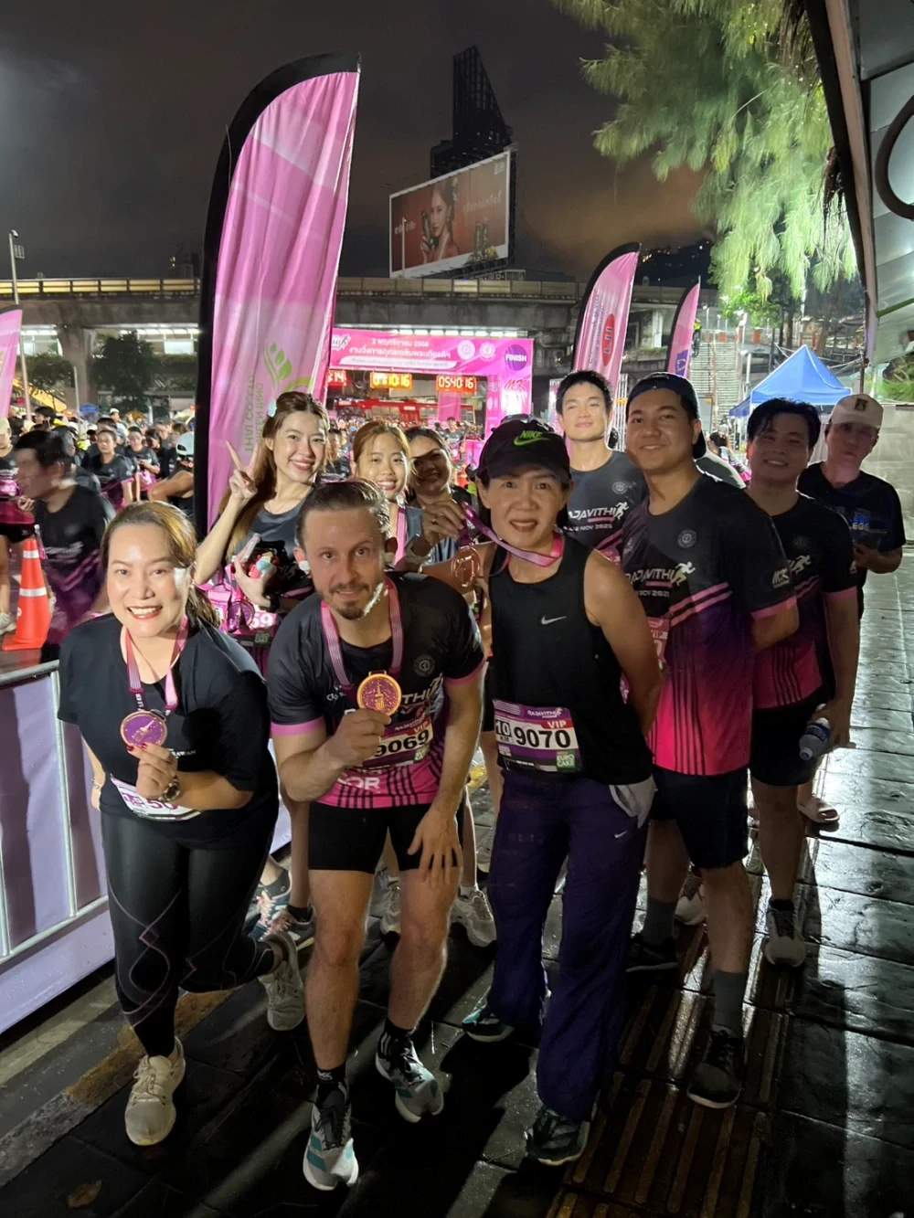 ผู้ร่วมวิ่งของ The Erawan Group ถ่ายภาพพร้อมเหรียญในงาน Rajavithi Run for Life 2568