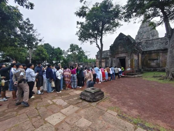นักท่องเที่ยวรวมตัวชมพระอาทิตย์ขึ้นที่ปราสาทพนมรุ้งเมื่อ 10 กันยายน 2568