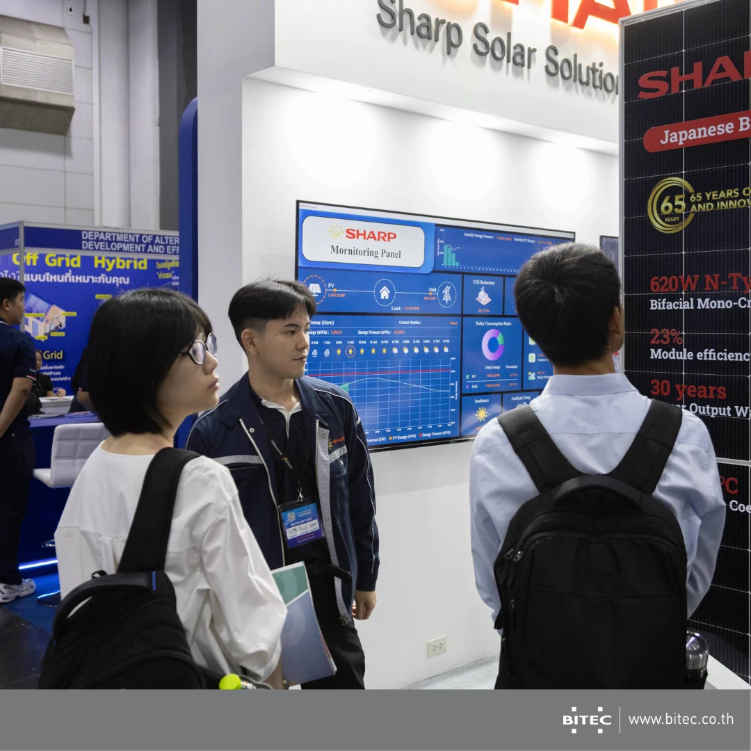 ผู้เข้าชมบูธ Sharp Solar Solutions ในพื้นที่งาน Powerex และ Electric Asia 2025 ที่ BITEC