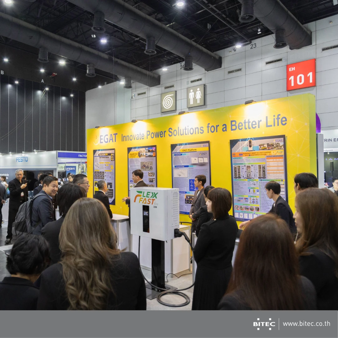ผู้เข้าชมบูธโซลูชันพลังงานแสงอาทิตย์ในงานร่วม Powerex และ Electric Asia 2025 ที่ BITEC