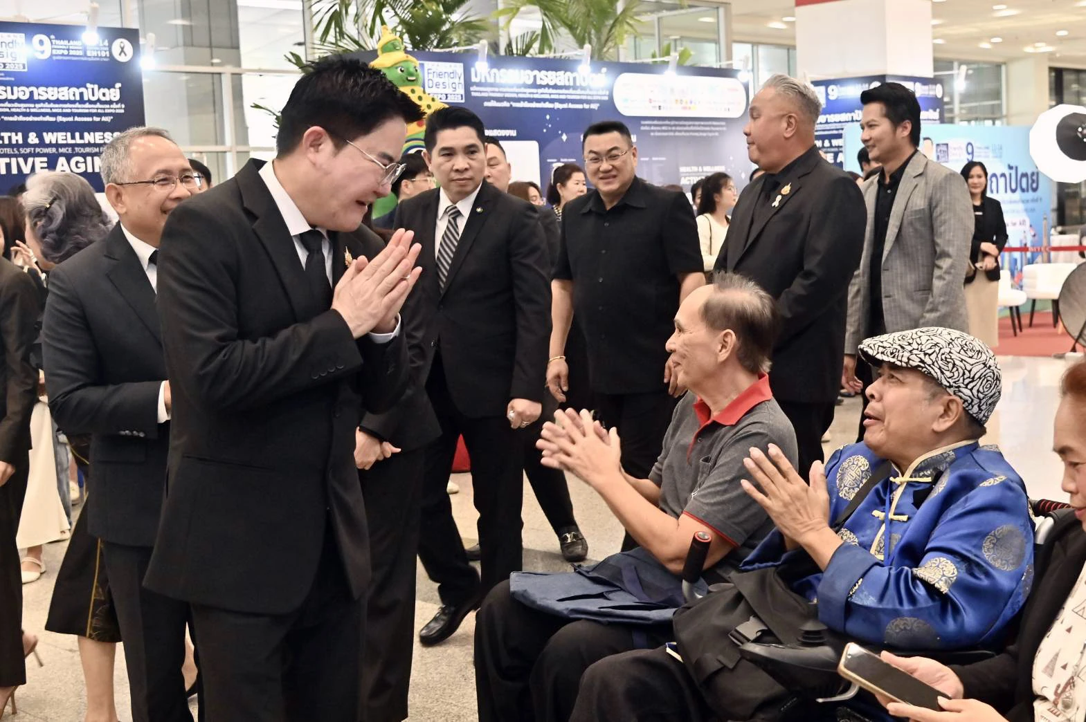 ผู้เข้าร่วมทักทายกันระหว่างเยี่ยมชมพื้นที่จัดแสดง Thailand Friendly Design Expo 2025
