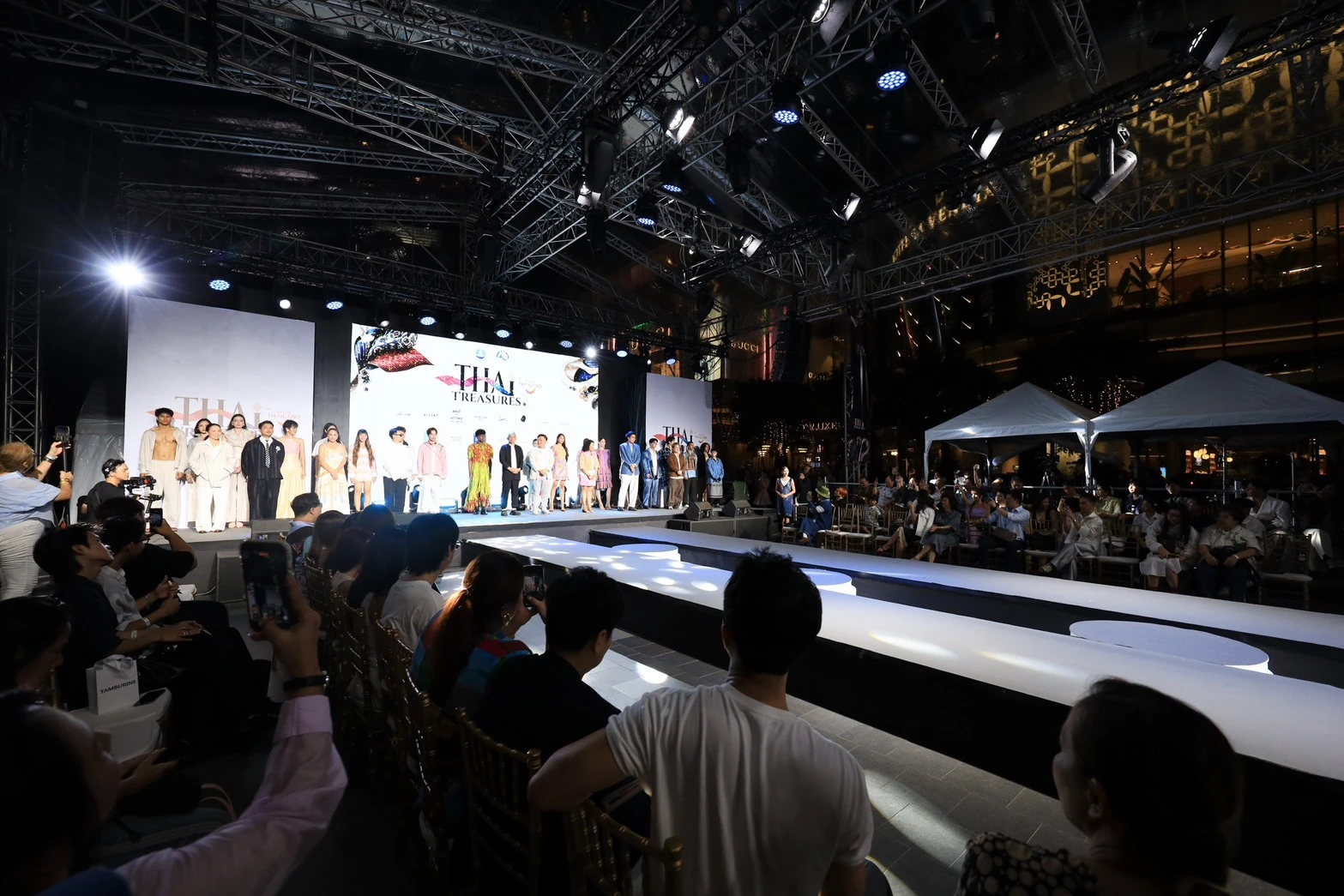 บรรยากาศเวทีแฟชั่นโชว์ THAI T’REASURES ปี 2569 ที่ไอคอนสยาม