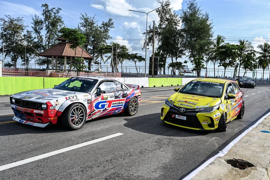 รถแข่งสองคันในสนาม PT SONGKHLA GRANDPRIX 2025