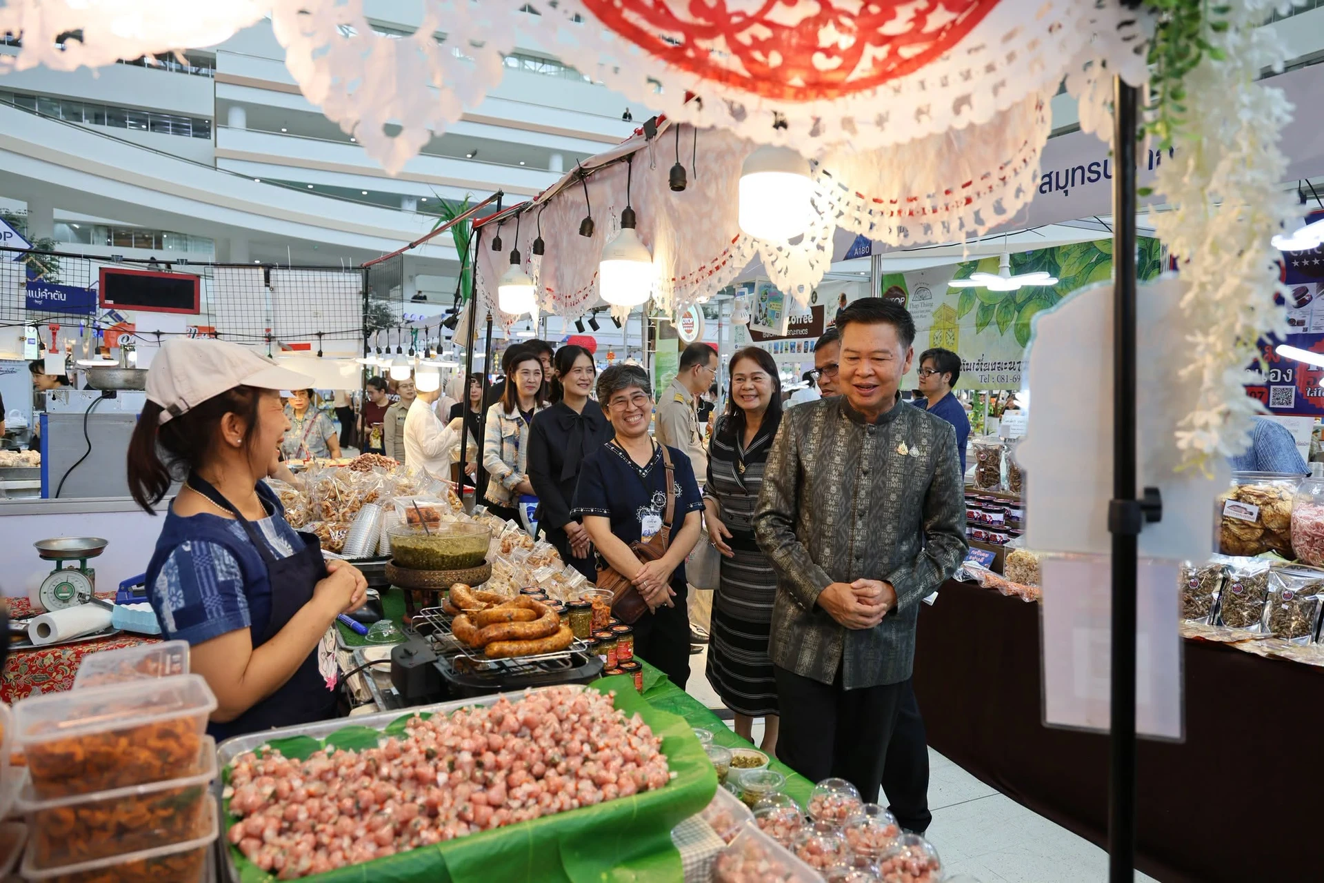 ผู้จัดงานเยี่ยมชมบูธอาหารและสินค้าในงาน OTOP TRADER 2026