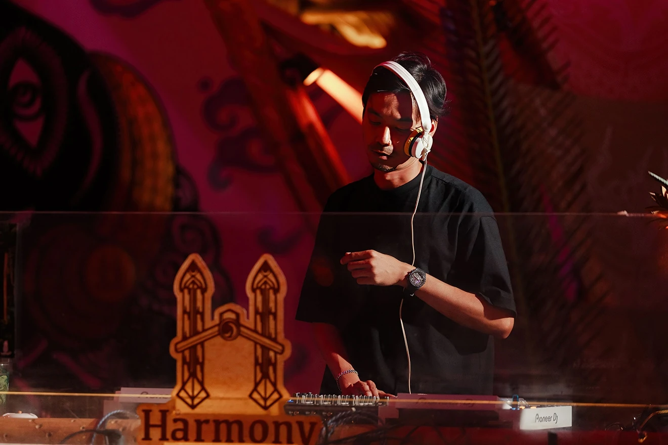 ดีเจเล่นดนตรีที่บูธ Harmony Beach Club ในงาน Halfmoon ปี 2567