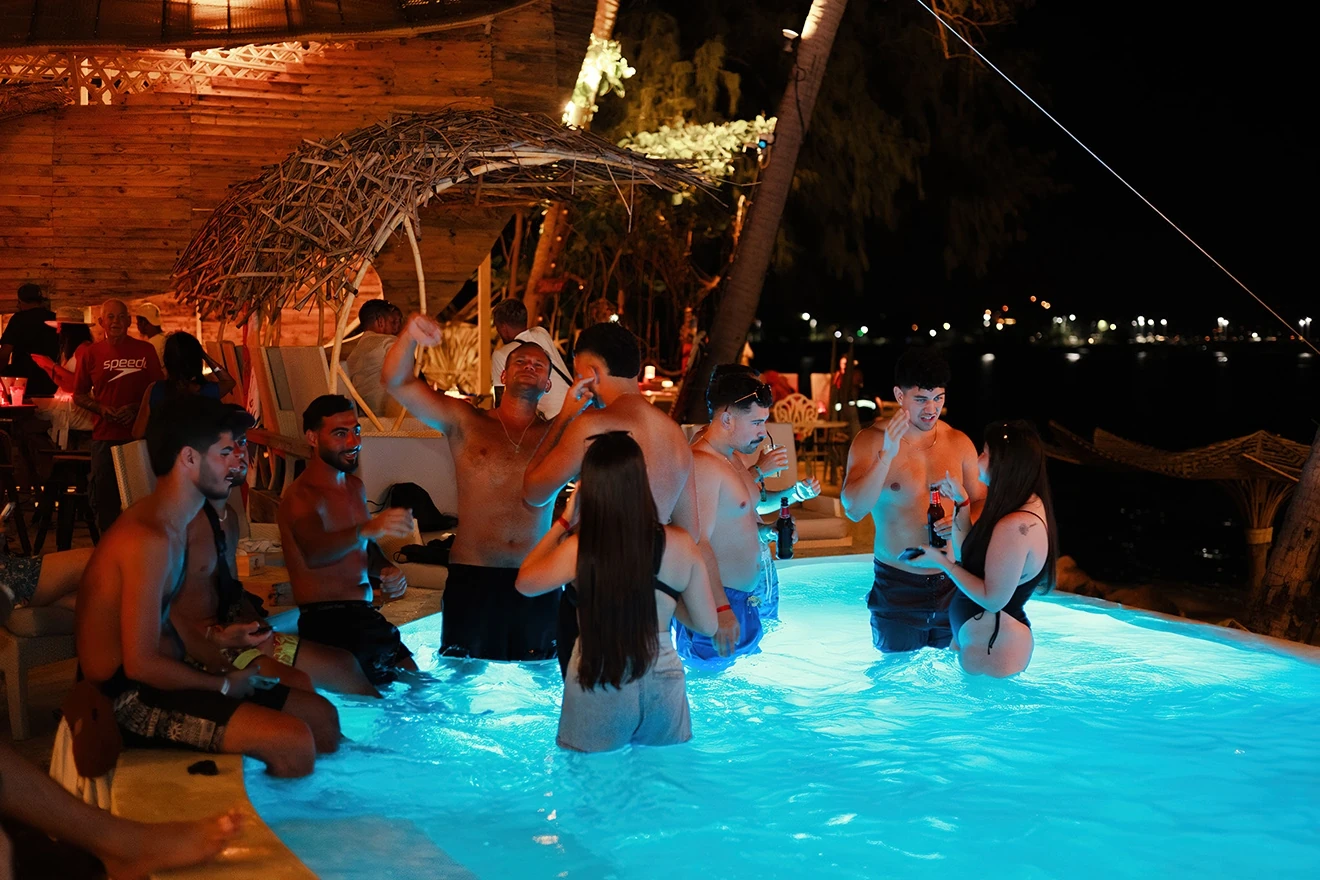 ผู้ร่วมงาน Halfmoon พักผ่อนและเต้นบริเวณสระน้ำของ Harmony Beach Club ปี 2567
