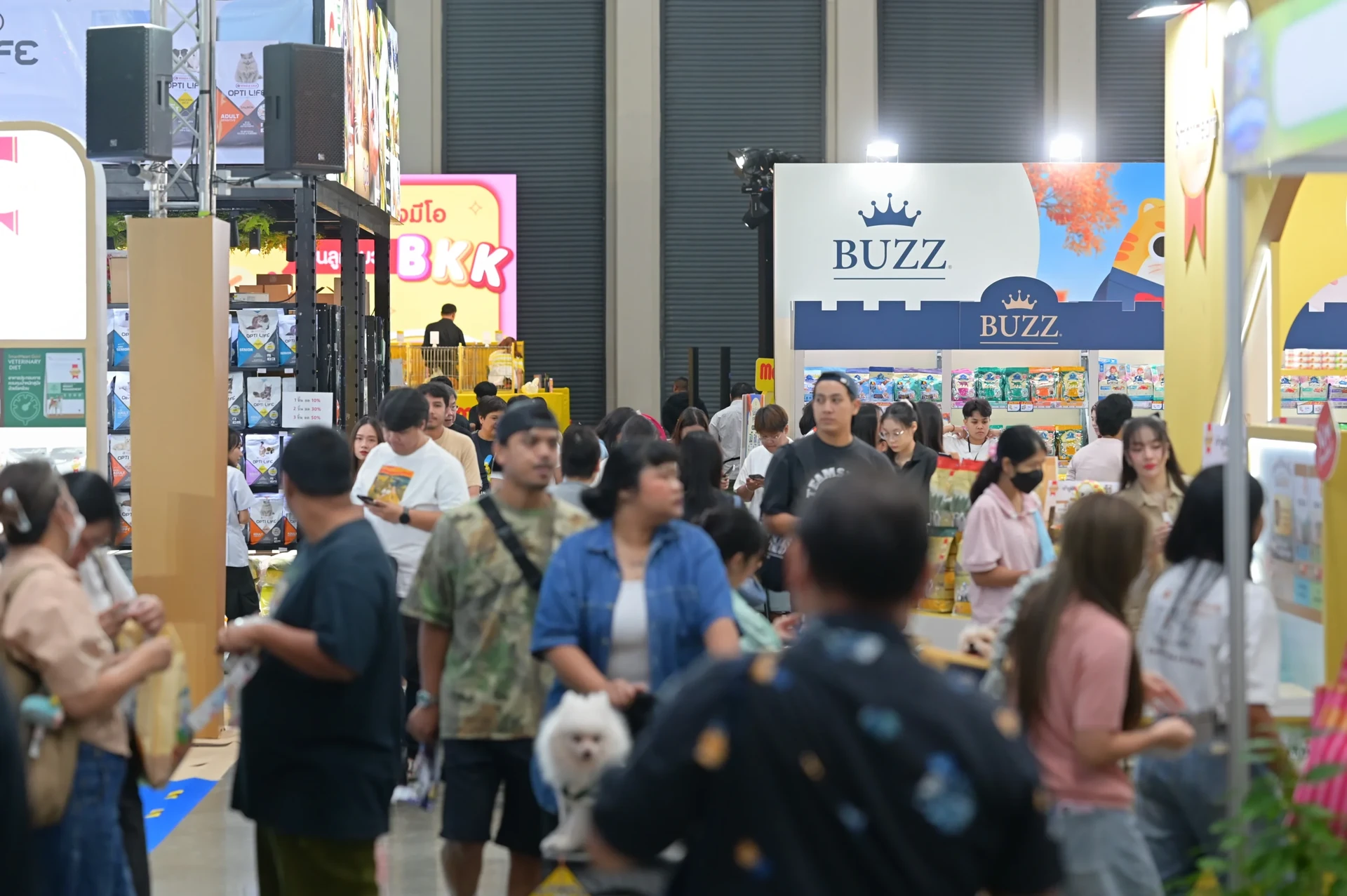 ผู้เข้าชมและสัตว์เลี้ยงภายในพื้นที่จัดแสดง Petvariety 2025