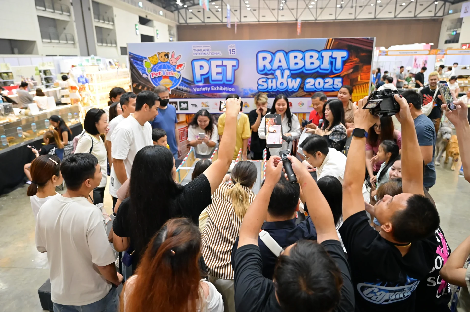 ผู้เข้าชมถ่ายภาพกิจกรรม Rabbit Show 2025 ภายใน Petvariety 2025