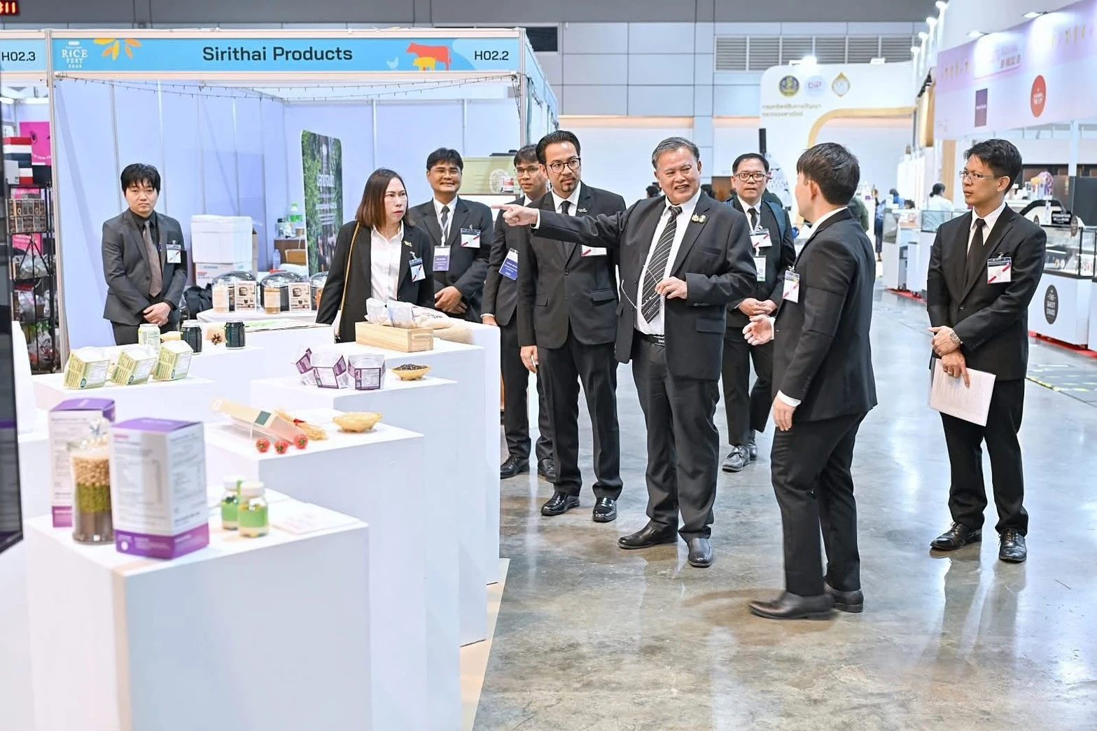 คณะผู้บริหารเยี่ยมชมบูธนวัตกรรมข้าวใน Thailand Rice Fest 2025
