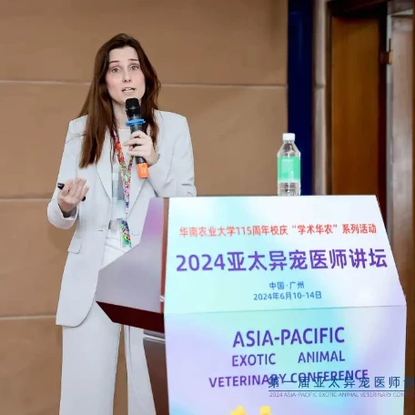 วิทยากรบรรยายบนเวที Asia-Pacific Exotic Animal Veterinary Conference ปี 2567