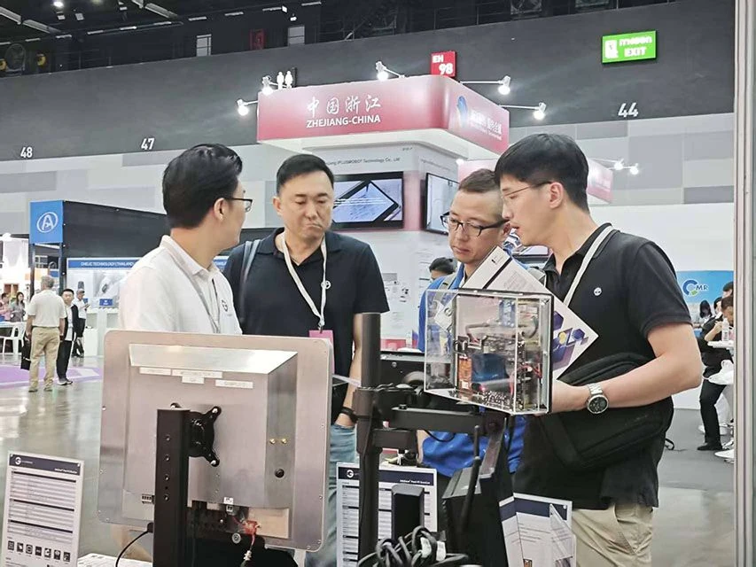 ผู้เข้าร่วมพูดคุยและชมเทคโนโลยีที่บูธ GETT.ASIA ในงาน Automation Thailand 2026