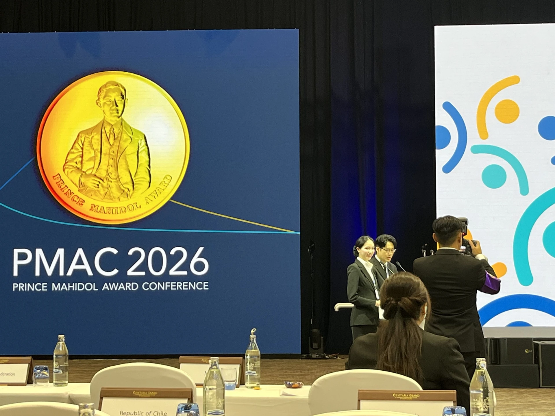 พื้นที่เวทีที่มีป้าย PMAC 2026 ภายใน Prince Mahidol Award Conference