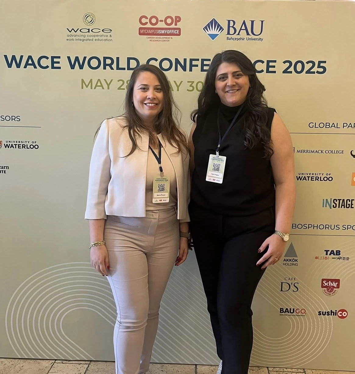 ผู้แทนมหาวิทยาลัยเฟเนร์บาห์เชหน้าแบ็กดรอป WACE World Conference 2025