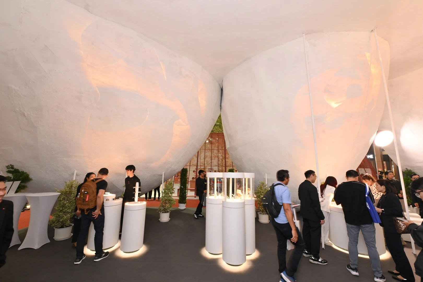 ผู้เข้าชมสำรวจพาวิลเลียนจัดแสดงในงาน Architect Expo 2026