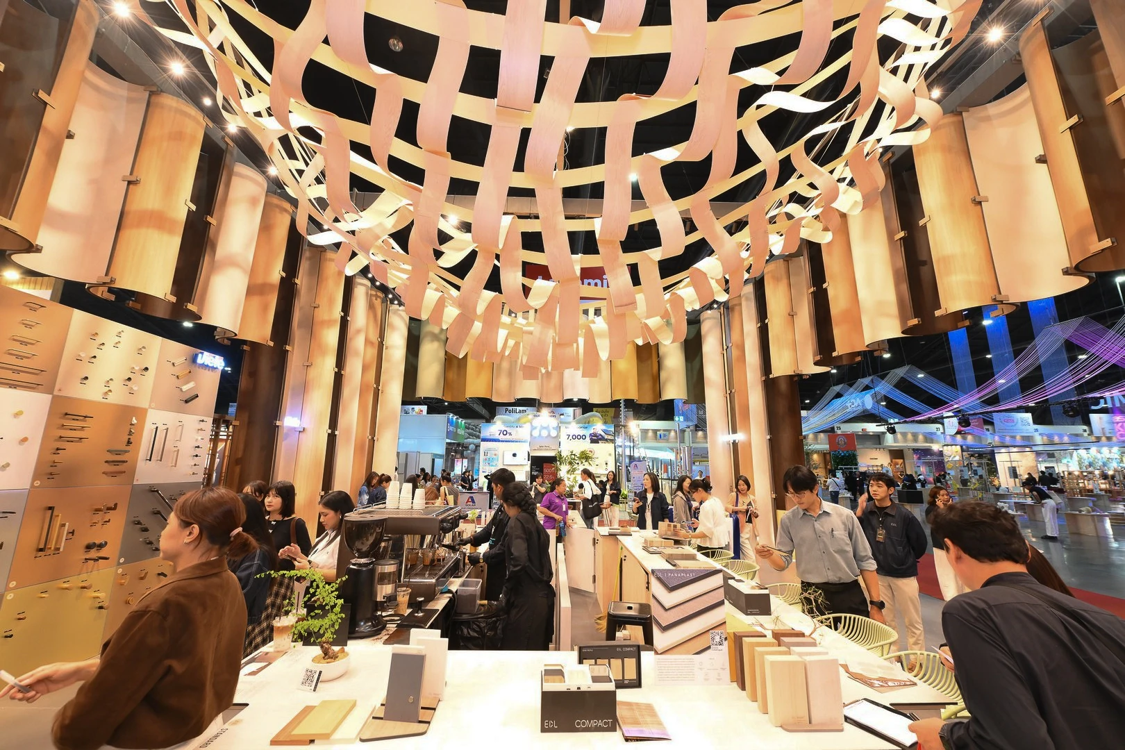 ผู้เข้าชมพูดคุยและชมวัสดุภายในบูธงาน Architect Expo 2026