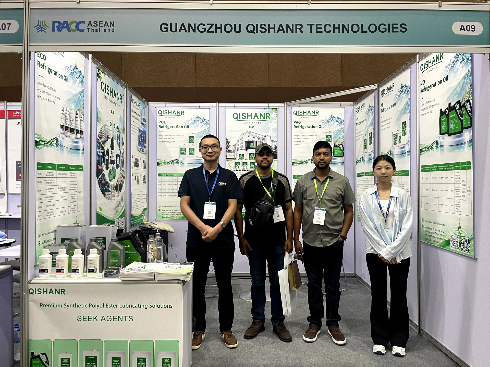ทีม QISHANR Lubricants หน้าแผงจัดแสดงในงาน RACC ASEAN Thailand 2026