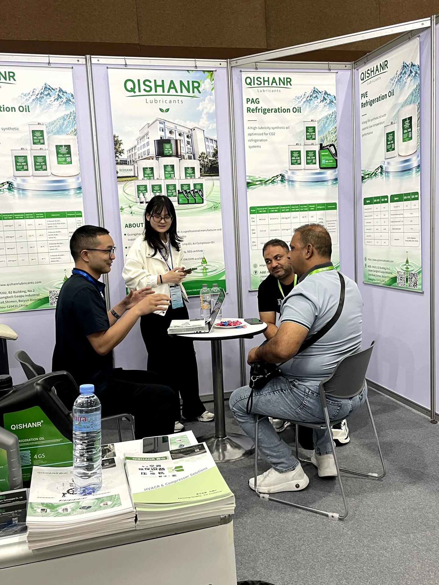 ตัวแทน QISHANR Lubricants พูดคุยกับผู้เข้าชมที่บูธในงาน RACC ASEAN Thailand 2026