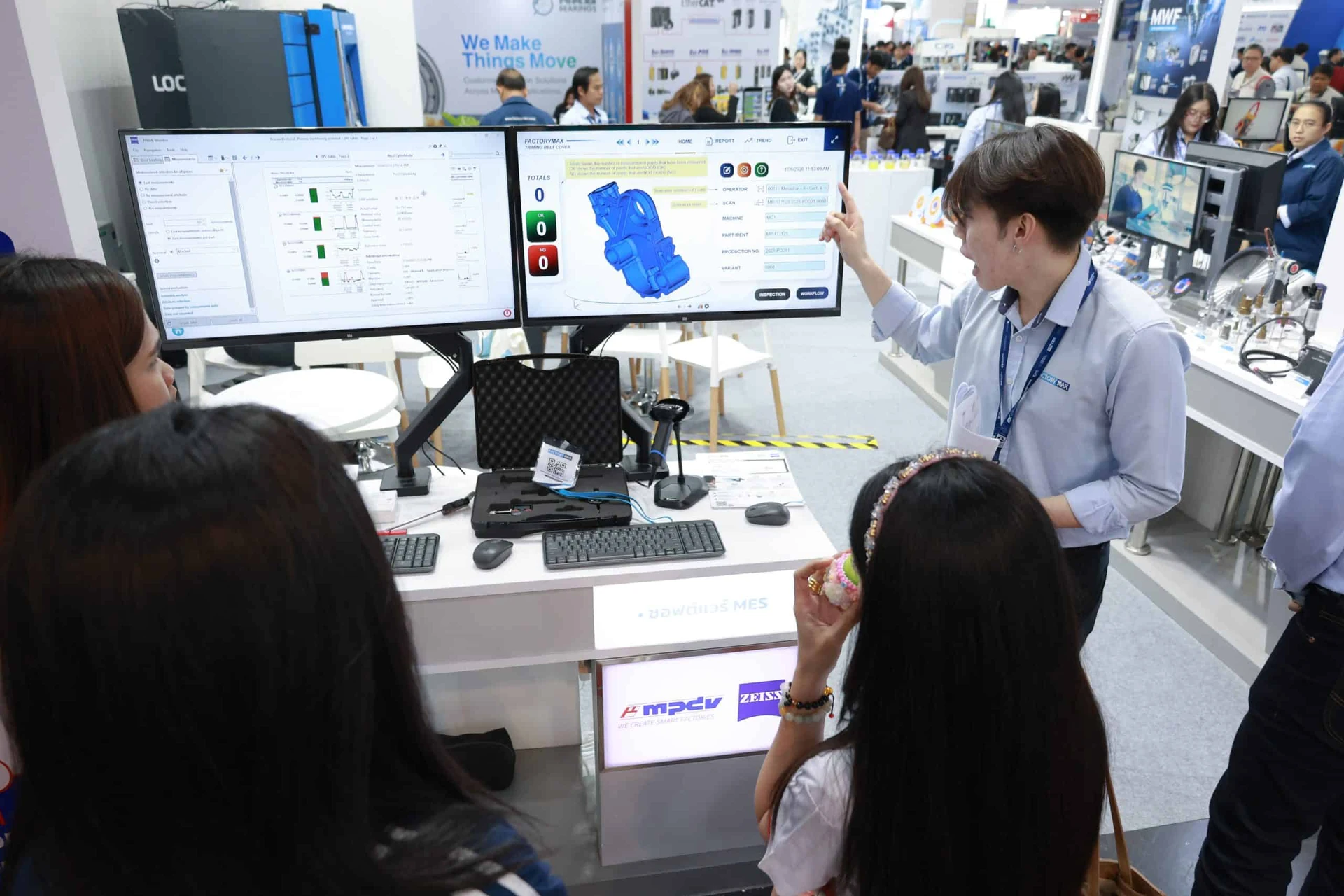 ผู้เข้าชมรับฟังการสาธิตและคำอธิบายที่บูธใน InterMold Thailand 2026